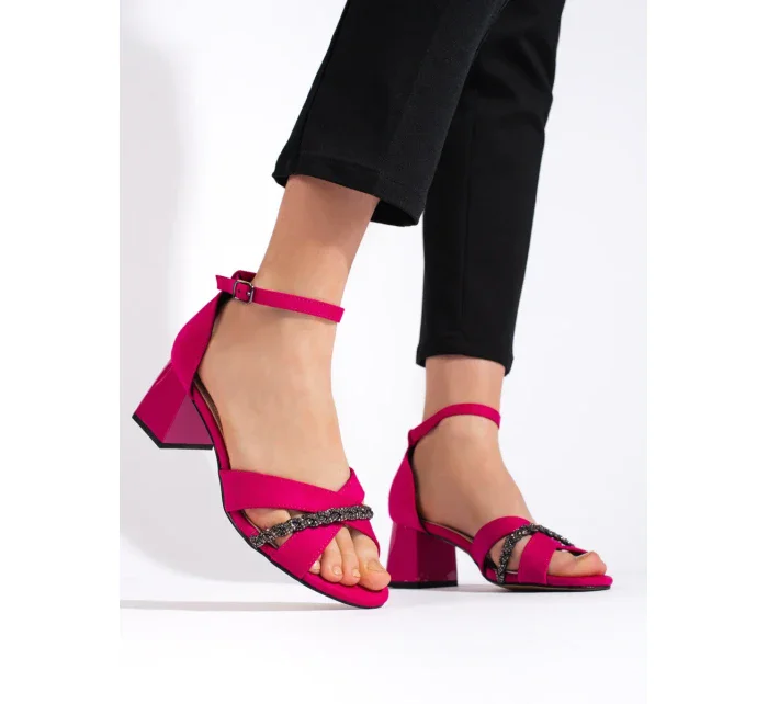 Vynikajúce ružové sandále pre ženy na širokom podpätku Vynikajúce ružové sandále pre ženy na širokom podpätku