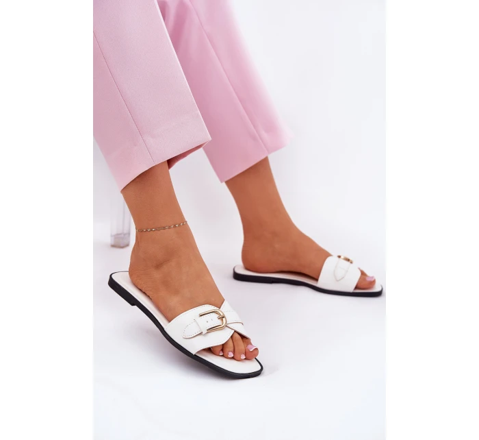 Ploché Dámské Pantofle Se Zlatou Přezkou Bílé model 21689698 - Boto Ploché Dámské Pantofle Se Zlatou Přezkou Bílé model 21689698 - Boto