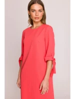 Šaty áčkového střihu s rukávy korálová barva model 20966075 - STYLOVE Šaty áčkového střihu s rukávy korálová barva model 20966075 - STYLOVE