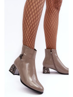 Lakované dámske členkové topánky so zdobenými vysokými podpätkami D&A sivé