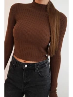 Dámske pruhované šaty s rolákom a ozdobnými gombíkmi bordovej farby