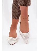 Dámské sandály s výšivkou na ploché bílé Grelia Dámské sandály s výšivkou na ploché bílé Grelia