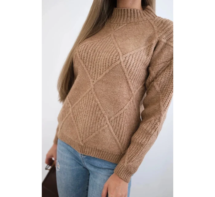 Sveter položený cez hlavu v diamantoch Ťava