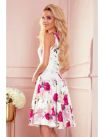 Rozšířené dámské šaty se vzorem růží a s výstřihem ve tvaru srdce model 17302012 - numoco Rozšířené dámské šaty se vzorem růží a s výstřihem ve tvaru srdce model 17302012 - numoco