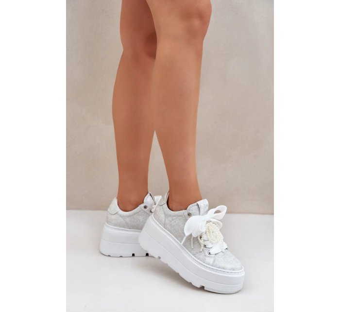 Kožené sneakersy na platformě model 21683567 stříbrné - CheBello