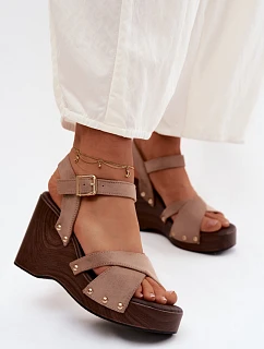 Dámské sandály na platformě se zlatými přezkami Béžové model 22122841 - Boto