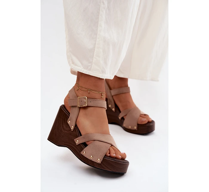 Dámské sandály na platformě se zlatými přezkami Béžové model 22122841 - Boto