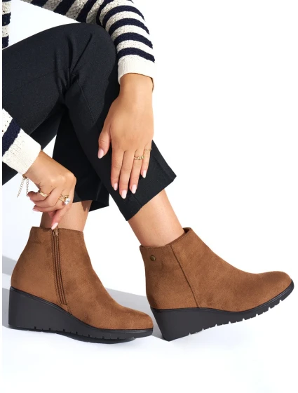 Trendy hnedé dámske členkové topánky na klinoch