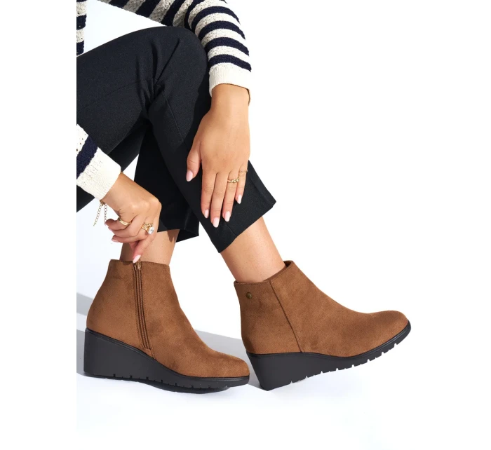 Trendy hnedé dámske členkové topánky na klinoch