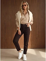 Jeansy damskie z wysokim stanem mom fit brązowe FashionStreet UY3236 Jeansy damskie z wysokim stanem mom fit brązowe FashionStreet UY3236