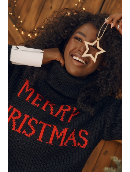 Voľný vianočný sveter s čiernym rolákom