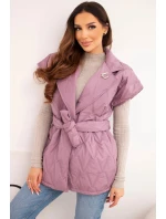 Dámska prešívaná vesta s opaskom a širokým golierom tmavoružová