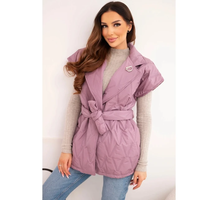 Dámska prešívaná vesta s opaskom a širokým golierom tmavoružová