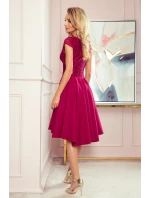 PATRICIA Dámske šaty vo vínovej bordovej farbe s dlhším zadným dielom a čipkovým výstrihom 300-4 PATRICIA Dámske šaty vo vínovej bordovej farbe s dlhším zadným dielom a čipkovým výstrihom 300-4