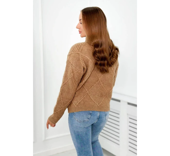 Sveter položený cez hlavu v diamantoch Ťava