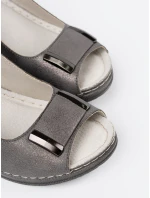 Moderné sivé a strieborné sandále pre ženy na klinoch Moderné sivé a strieborné sandále pre ženy na klinoch