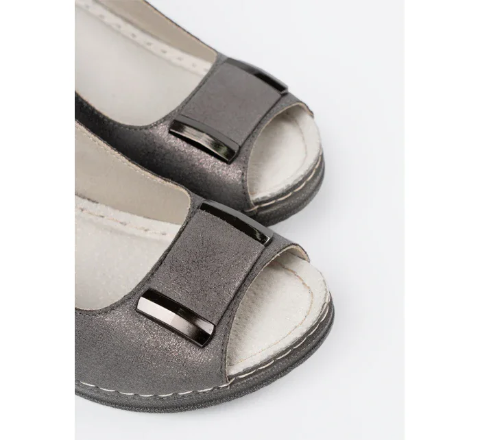 Moderné sivé a strieborné sandále pre ženy na klinoch Moderné sivé a strieborné sandále pre ženy na klinoch