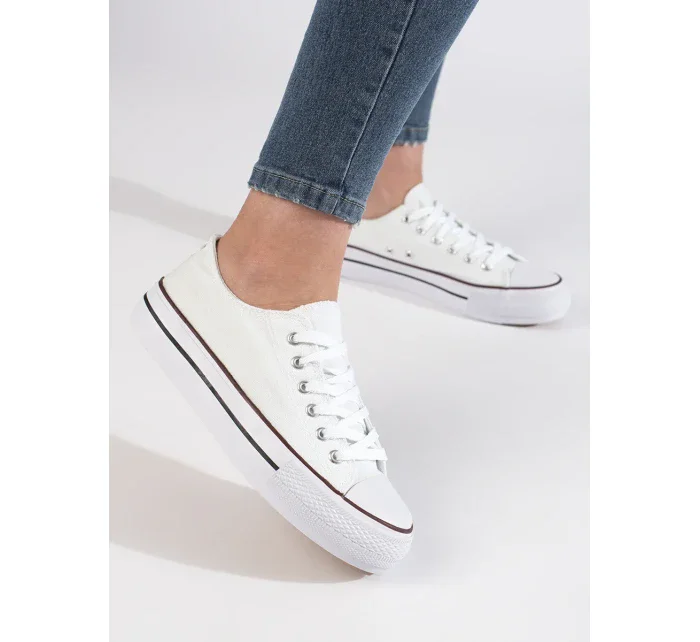 Zaujímavé biele tenisky pre ženy bez podpätku Zaujímavé biele tenisky pre ženy bez podpätku