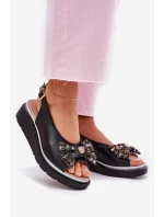 Dámské kožené sandály na klínu s mašlí model 21701827 černé - Zazoo Dámské kožené sandály na klínu s mašlí model 21701827 černé - Zazoo