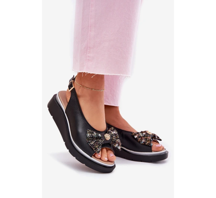 Dámské kožené sandály na klínu s mašlí model 21701827 černé - Zazoo Dámské kožené sandály na klínu s mašlí model 21701827 černé - Zazoo