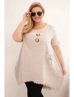 Dámske bavlnené šaty nadmernej veľkosti s dlhším chrbtom a vreckom béžová