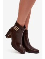 Dámské kotníkové boty na podpatku s páskem a zlatým detailem čokoládové model 21747880 - Boto Dámské kotníkové boty na podpatku s páskem a zlatým detailem čokoládové model 21747880 - Boto