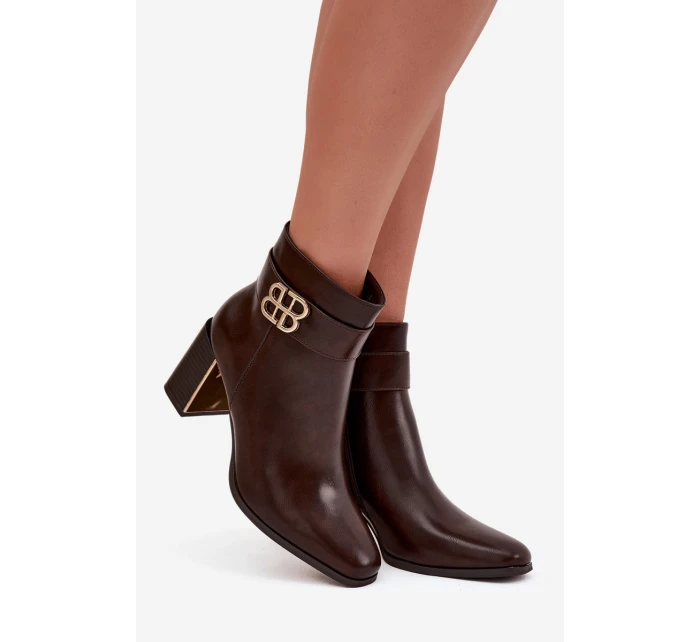 Dámské kotníkové boty na podpatku s páskem a zlatým detailem čokoládové model 21747880 - Boto Dámské kotníkové boty na podpatku s páskem a zlatým detailem čokoládové model 21747880 - Boto