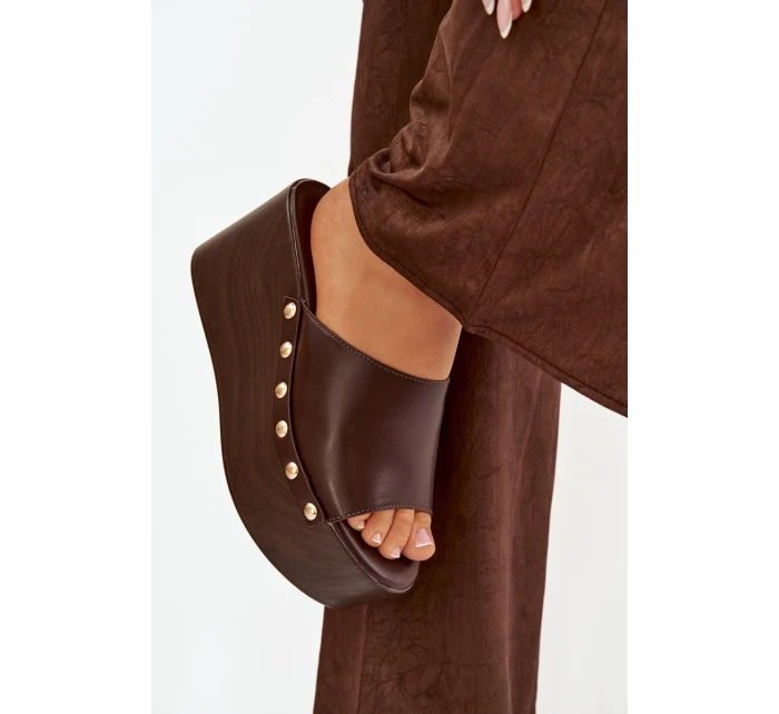 Dámské nazouváky na platformě s čokoládové model 21918831 - Boto Dámské nazouváky na platformě s čokoládové model 21918831 - Boto