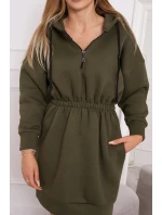 Dámske šaty s kapucňou 68470 Khaki zelená - K-Fashion Dámske šaty s kapucňou 68470 Khaki zelená - K-Fashion