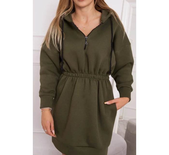 Dámske šaty s kapucňou 68470 Khaki zelená - K-Fashion Dámske šaty s kapucňou 68470 Khaki zelená - K-Fashion