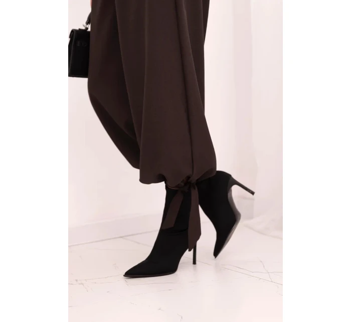 Dámske nohavice so širokými nohavicami a viazaním v spodnej časti hnedej farby Dámske nohavice so širokými nohavicami a viazaním v spodnej časti hnedej farby