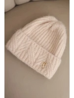 Dámska zimná čiapka z nadýchanej pleteniny a s elegantným gombíkom svetlej púdrovo ružovej farby Dámska zimná čiapka z nadýchanej pleteniny a s elegantným gombíkom svetlej púdrovo ružovej farby