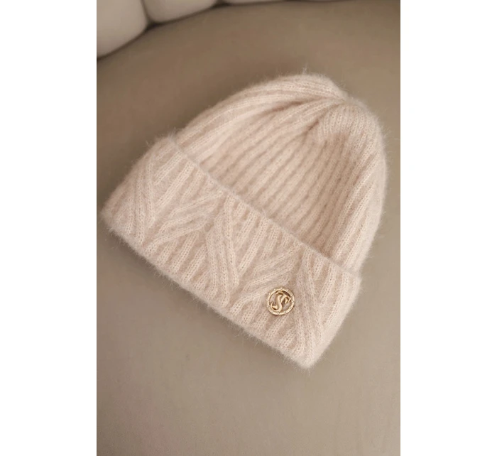 Dámska zimná čiapka z nadýchanej pleteniny a s elegantným gombíkom svetlej púdrovo ružovej farby Dámska zimná čiapka z nadýchanej pleteniny a s elegantným gombíkom svetlej púdrovo ružovej farby
