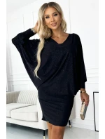 Černé dámské netopýří šaty s výstřihem a s brokátem model 18854389 - numoco Černé dámské netopýří šaty s výstřihem a s brokátem model 18854389 - numoco