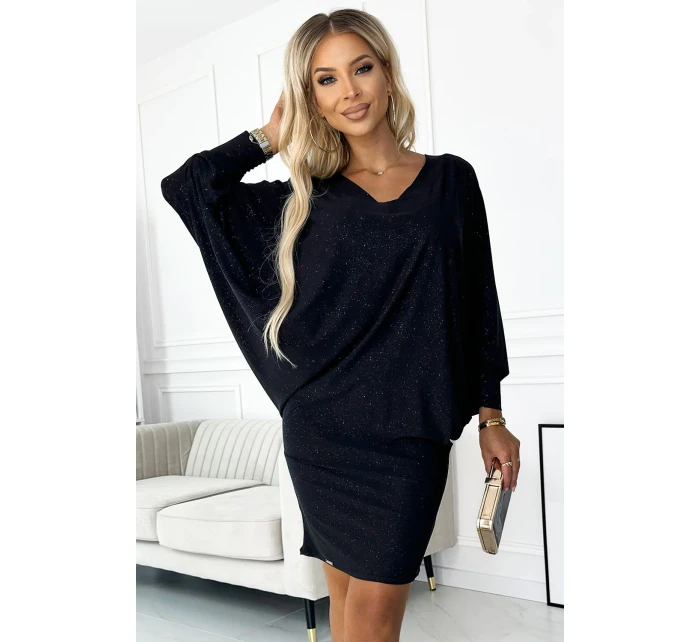 Černé dámské netopýří šaty s výstřihem a s brokátem model 18854389 - numoco Černé dámské netopýří šaty s výstřihem a s brokátem model 18854389 - numoco