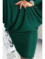 Dámské netopýří šaty v lahvově zelené barvě s výstřihem a s brokátem model 18140974 - numoco