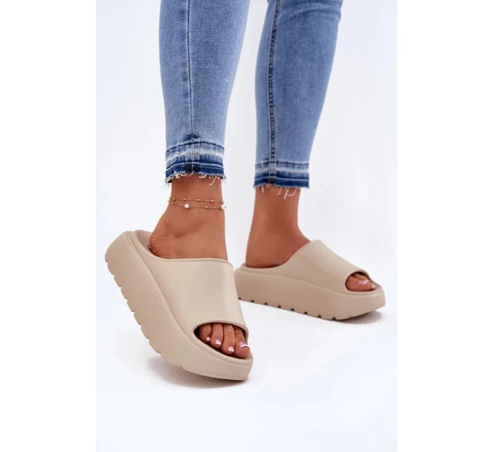 Dámske penové papuče na platforme - béžové