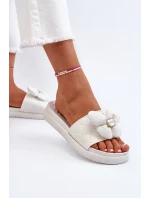 Dámské šedé sandály s ozdobou na nízké platformě model 21653408 - Boto Dámské šedé sandály s ozdobou na nízké platformě model 21653408 - Boto