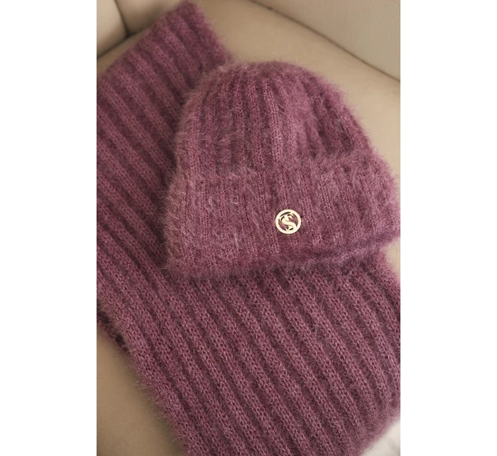 Dámský komplet čepice a model 21800777 šály z měkké příze tmavě růžový - K-Fashion Dámský komplet čepice a model 21800777 šály z měkké příze tmavě růžový - K-Fashion