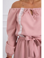 Šaty s ramenami a čipkou v púdrovo ružovej farbe