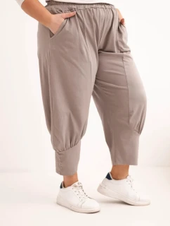 Dámské kalhoty Plus Size s nízkým model 21924475 a gumou v pase fango - K-Fashion