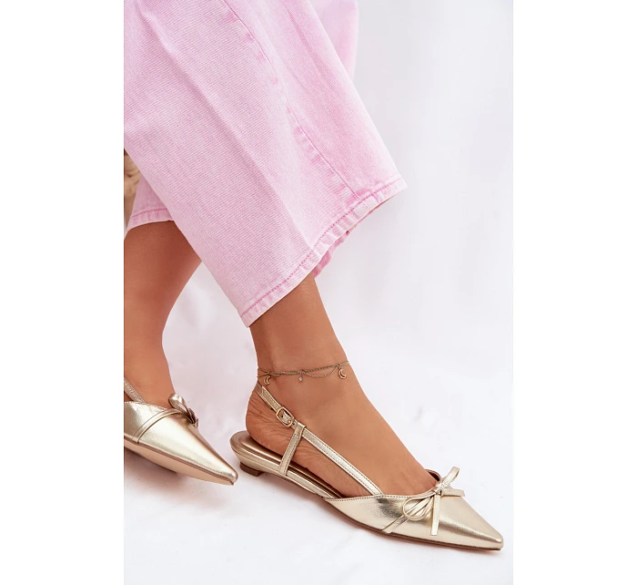 Dámské sandály z umělé kůže na nízkém podpatku Zlaté model 22107058 - Boto