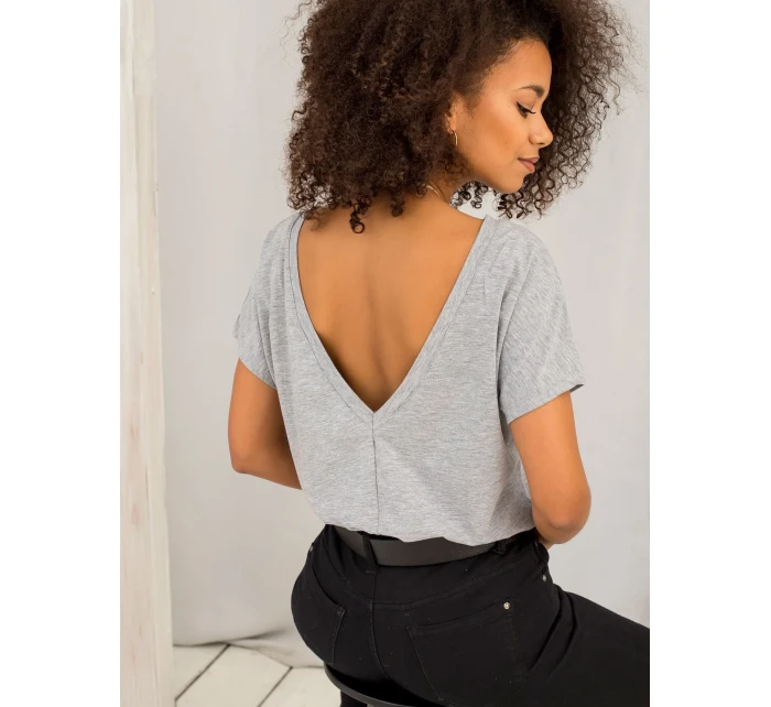 Šedé tričko se zadním výstřihem Šedé tričko se zadním výstřihem
