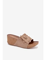 Kožené semišové dámské pantofle na platformě s ozdobným květinovým vzorem model 22125922 Cappuccino - Zazoo