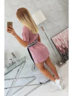 Šaty s ozdobným pásikom tmavo ružové