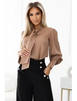 dámská halenka v karamelové barvě v stylu s dlouhými rukávy, vázáním a knoflíky model 20722306 - numoco dámská halenka v karamelové barvě v stylu s dlouhými rukávy, vázáním a knoflíky model 20722306 - numoco