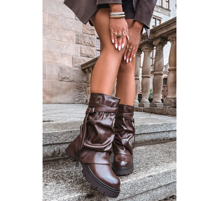 Dámské kozačky s  dílem do  s páskem čokoládové model 21715280 - Boto