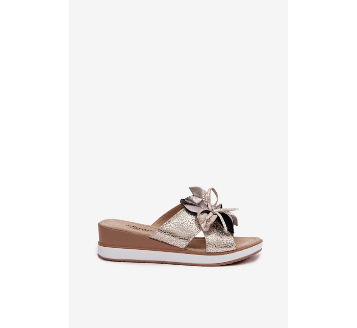 Kožené nazouváky na platformě s květem  Zlaté model 22100377 - S.Barski