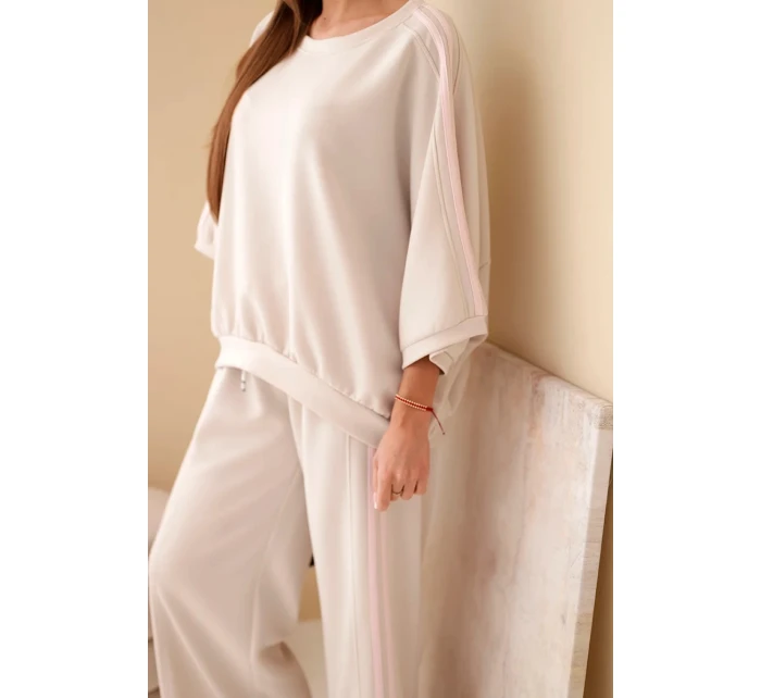 Dámsky maslový viskózový komplet so širokými nohavicami a voľnou blúzkou béžovej farby