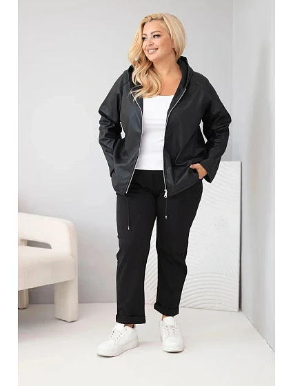 Dámská bunda Plus Size s kapucí a model 22297044 spodním lemem černá - K-Fashion Dámská bunda Plus Size s kapucí a model 22297044 spodním lemem černá - K-Fashion